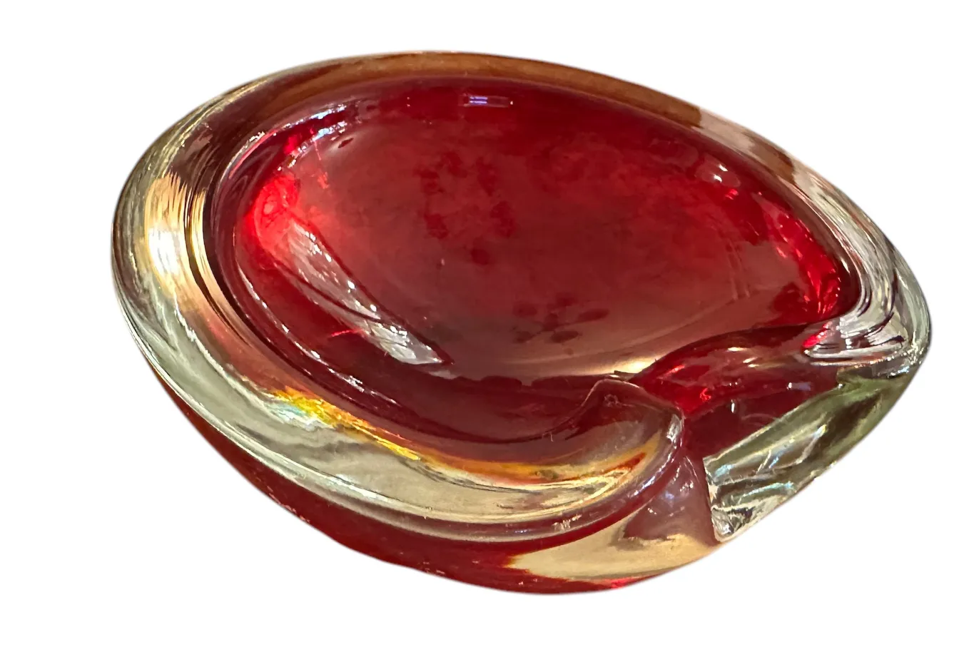 Ancien cristal de Murano en forme de feuille rouge éclatante.
