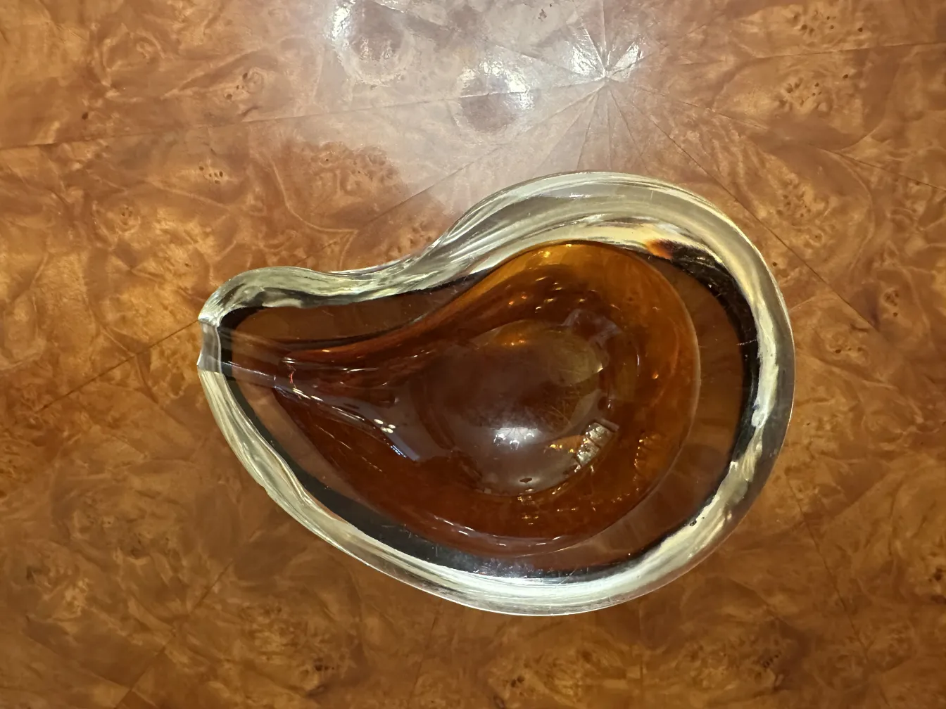 antikes murano-glas dekoratives Stück in braunen und klaren Tönen