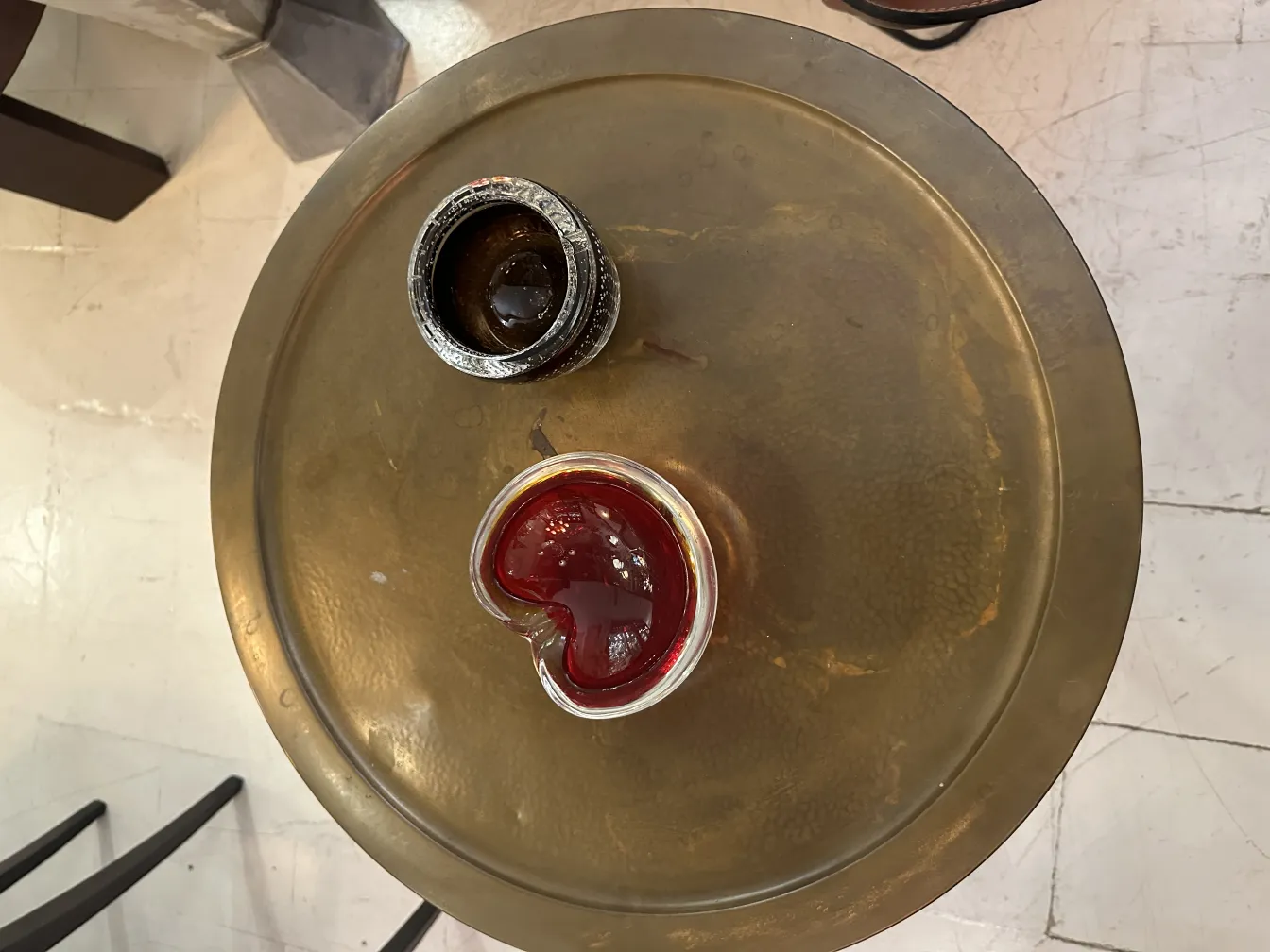 antiguo cristal de murano en forma de corazón sobre bandeja metálica