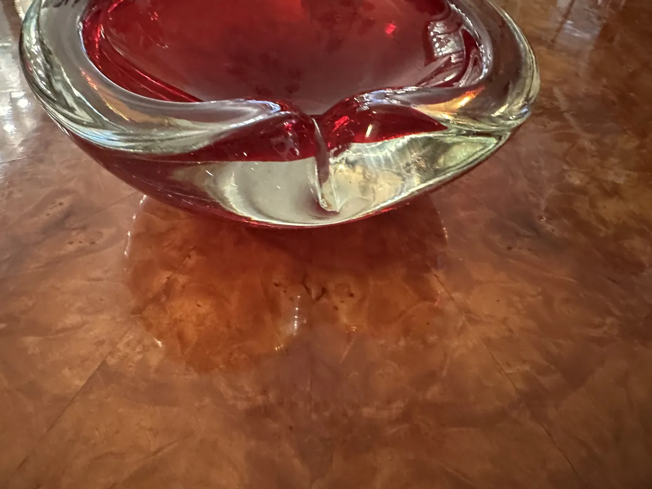 Elegante rote Murano-Glas-Schale auf einem Tisch