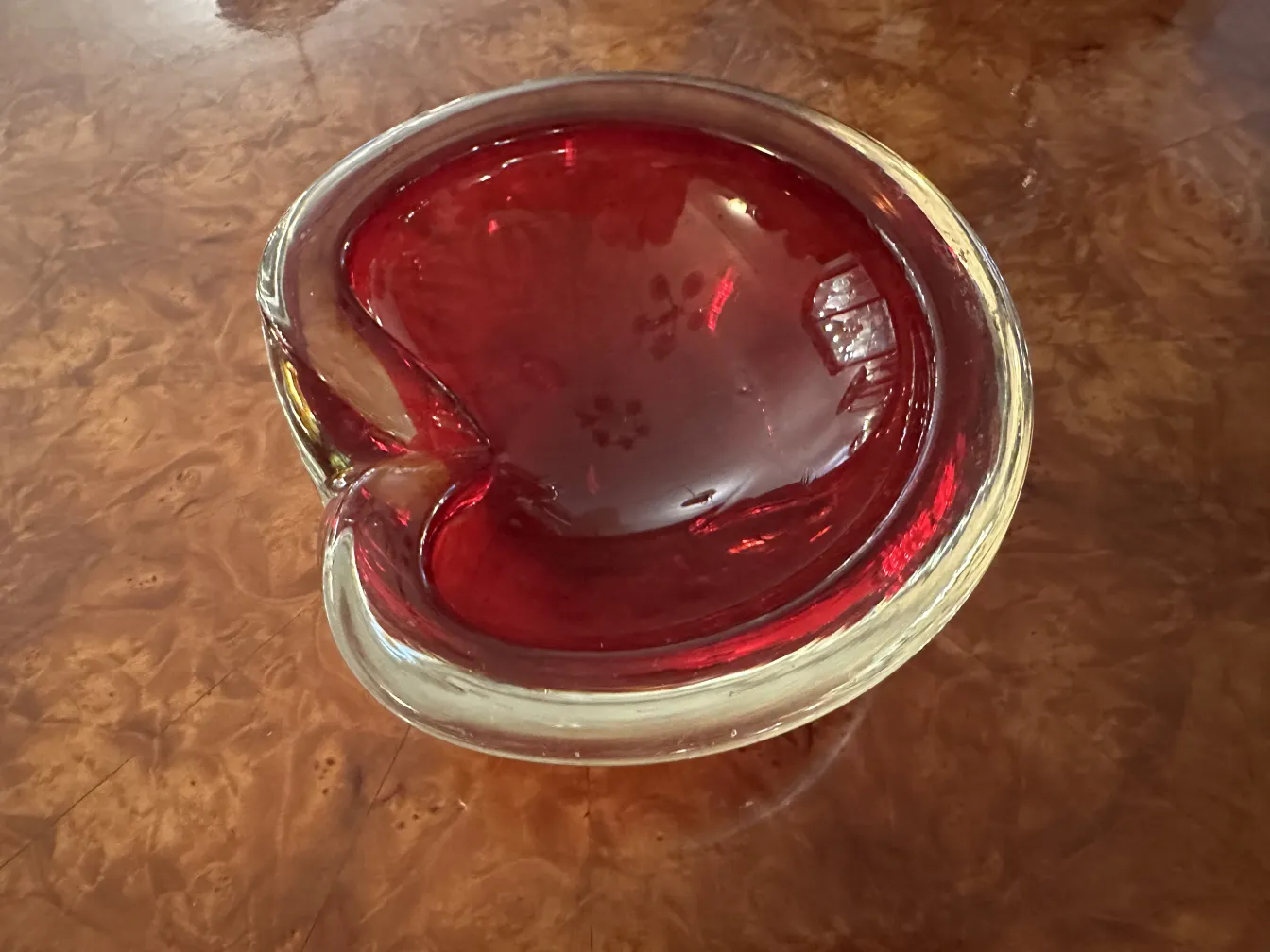 dekorativer herzförmiger antiker murano-glas in rot