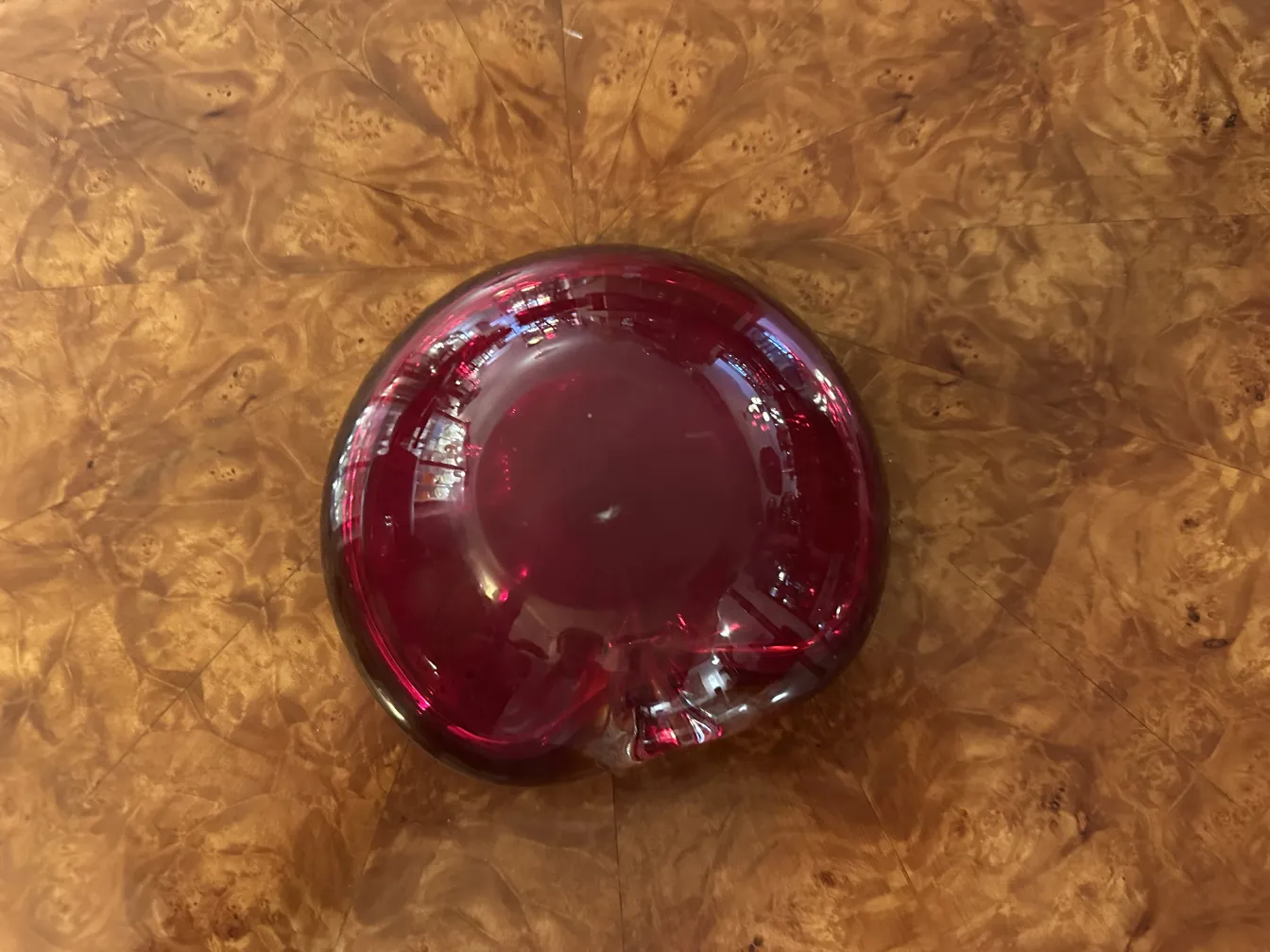 bol décoratif rouge en cristal de murano sur la table
