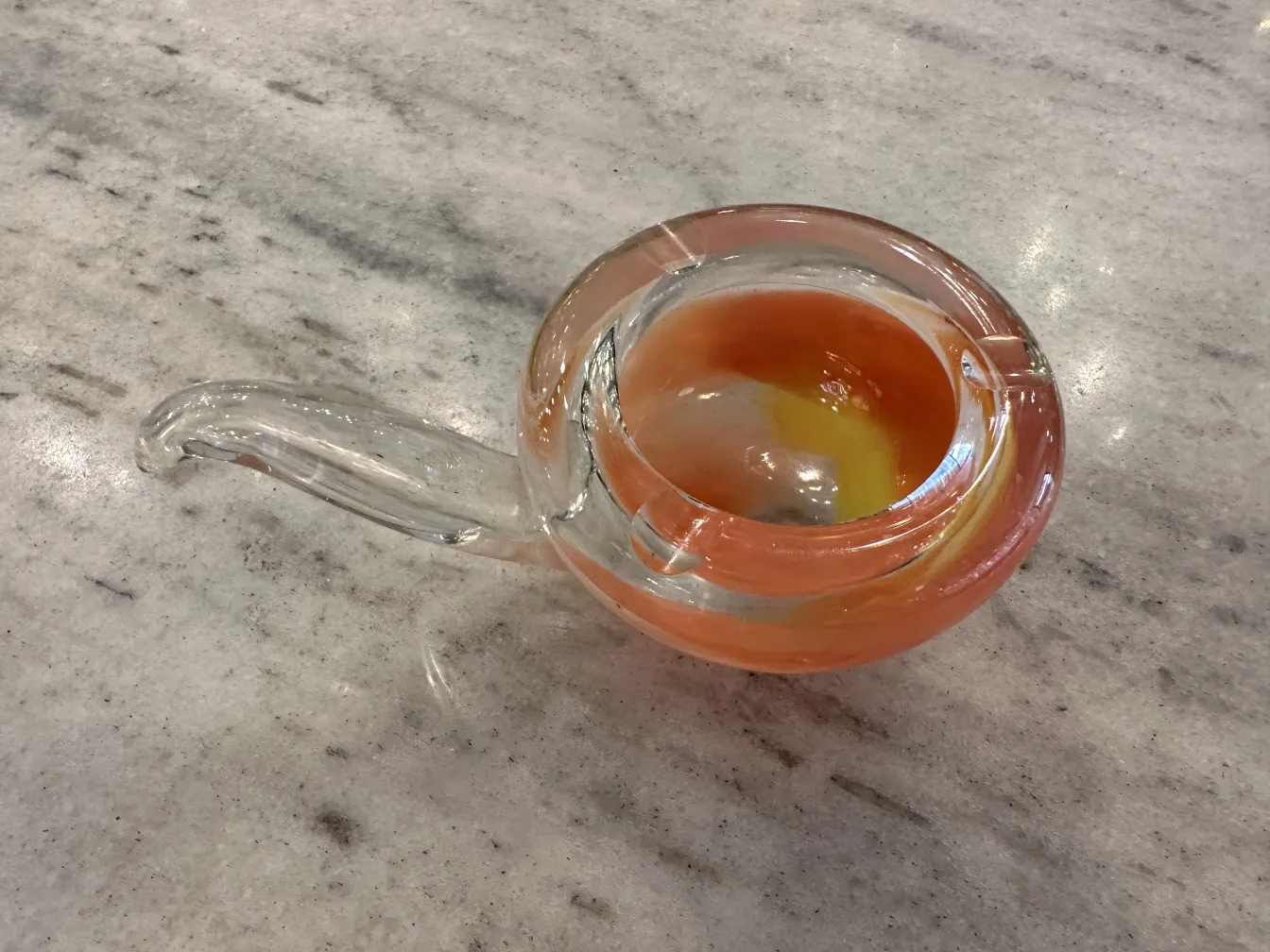 古老的穆拉诺玻璃装饰品，色调温暖