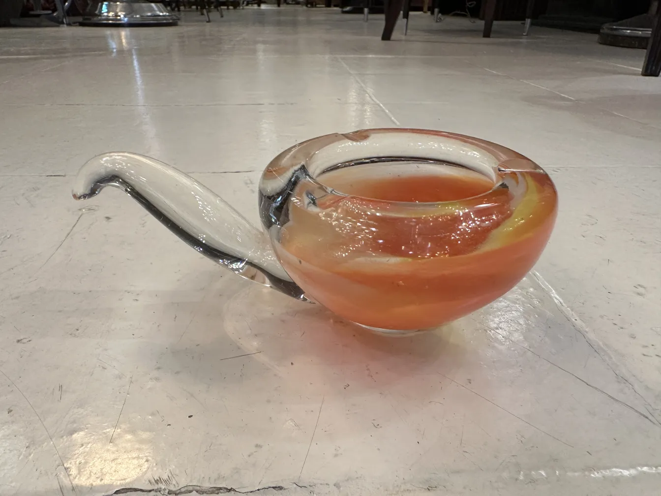 pezzo antico in vetro di Murano con colori delicati e forma elegante