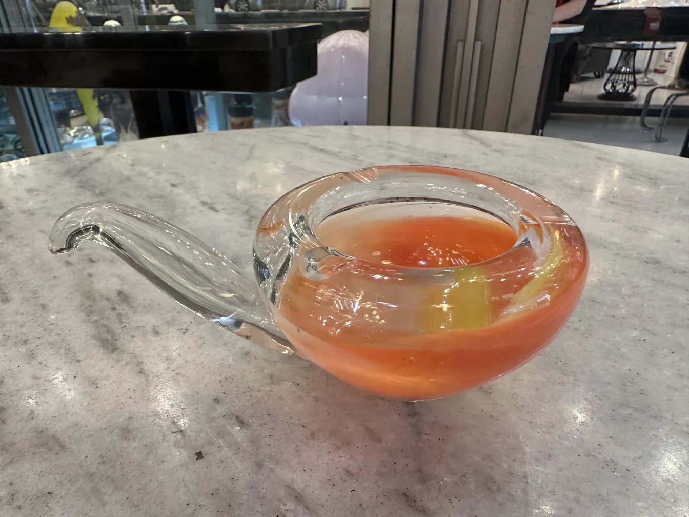 antico vaso in vetro di murano in tonalità arancioni e gialle, decorato in un ambiente elegante