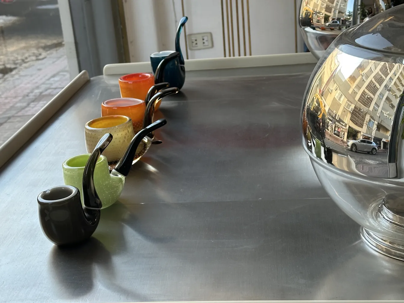 théières en cristal de murano de différentes couleurs sur la table