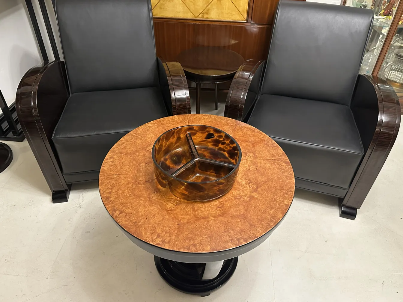 मुरानो कांच की सजावटी कटोरा गोल मेज पर काली कुर्सियों के साथ