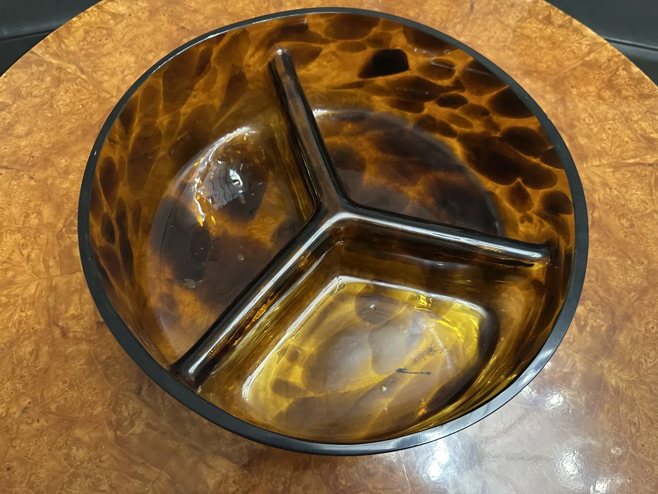 زجاج مورانو القديم المزخرف على شكل طبق مقسم، لون كهرماني ساطع، إعداد أنيق