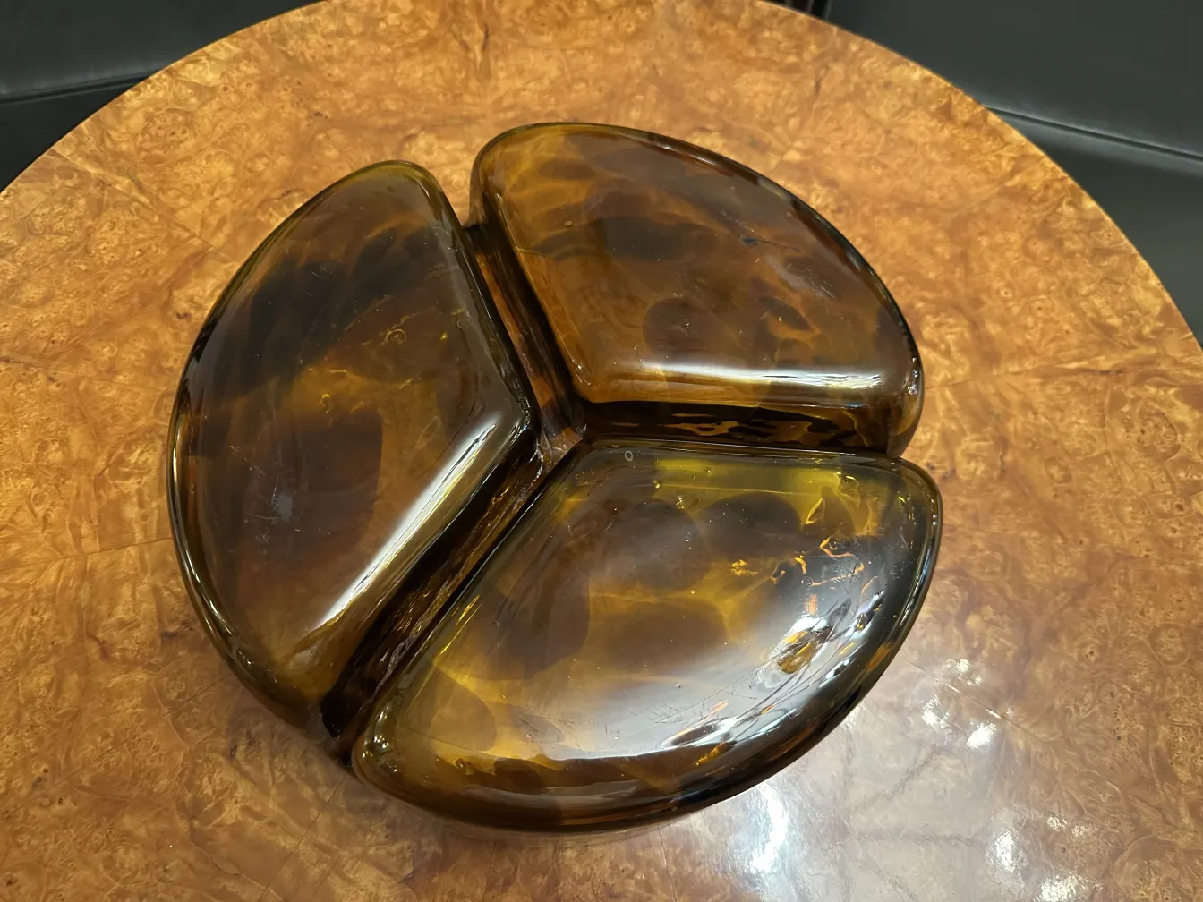 pezzo di vetro di murano in tonalità ambra, forma elegantemente curva