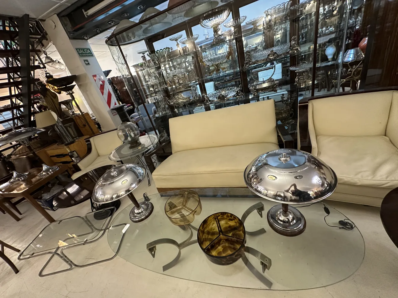 Antikes Murano-Glas mit eleganten Details in einem Vintage-Ambiente.