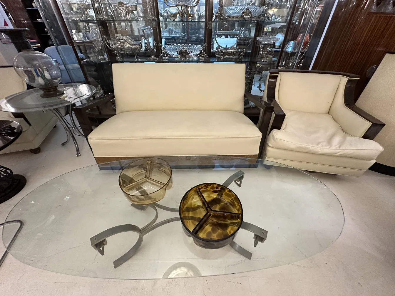 Antico vetro di Murano, decorativo, in tonalità chiare ed eleganti, circondato da mobili