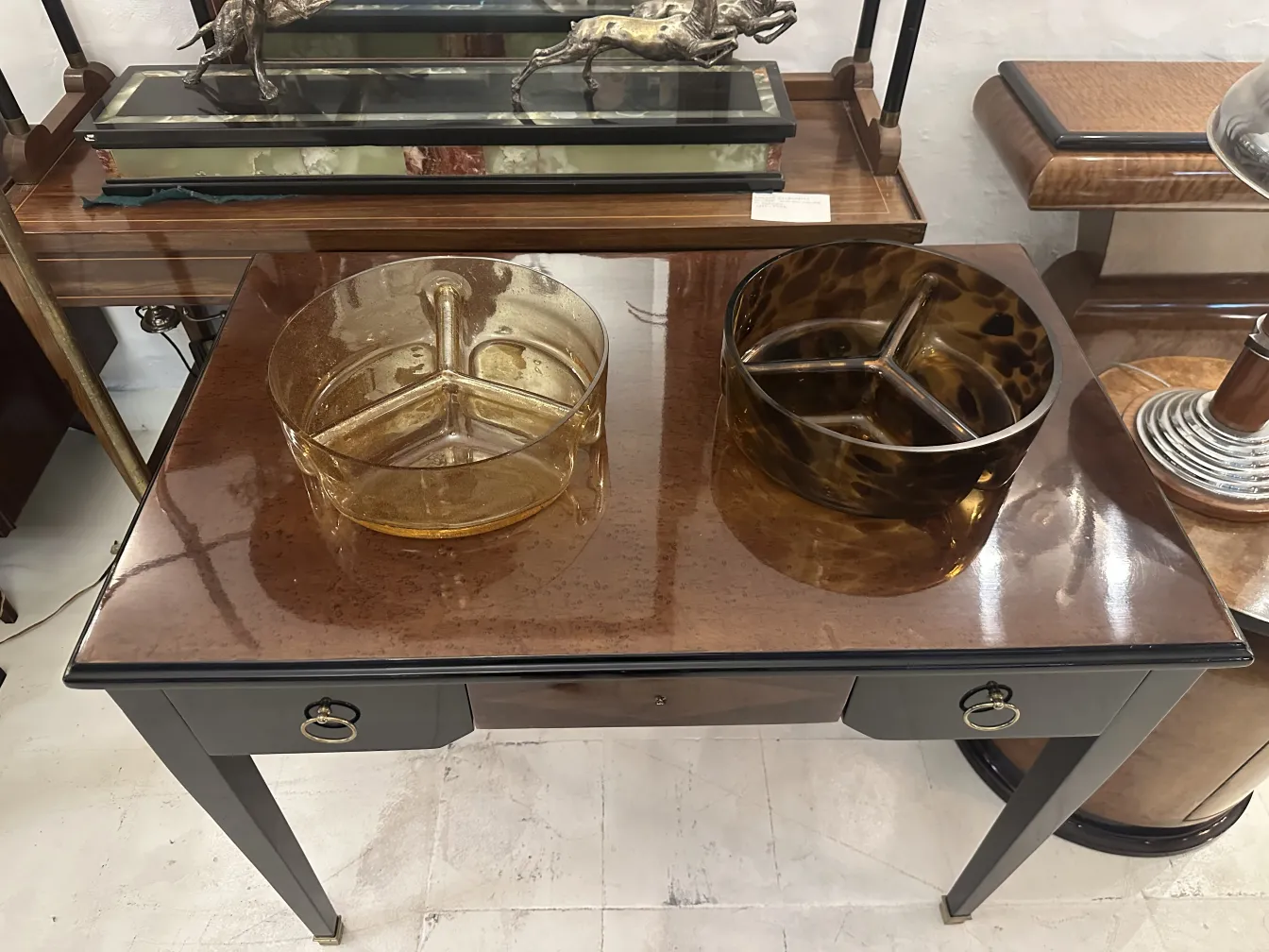 zwei murano-glasteller in bernsteinfarben auf einem antiken tisch