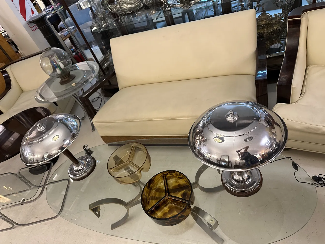 lampes et objets anciens sur une table en verre