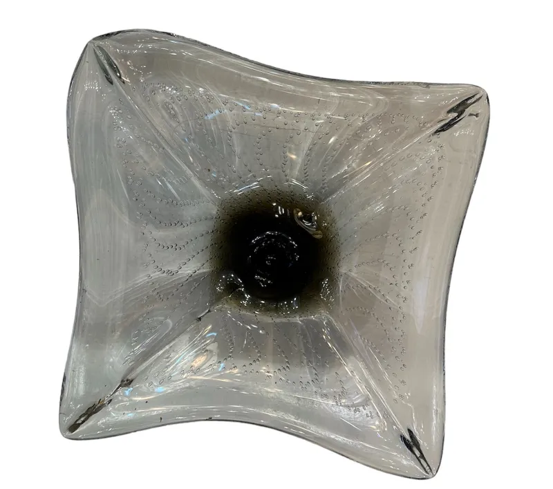 tazón decorativo en forma de flor con centro oscuro