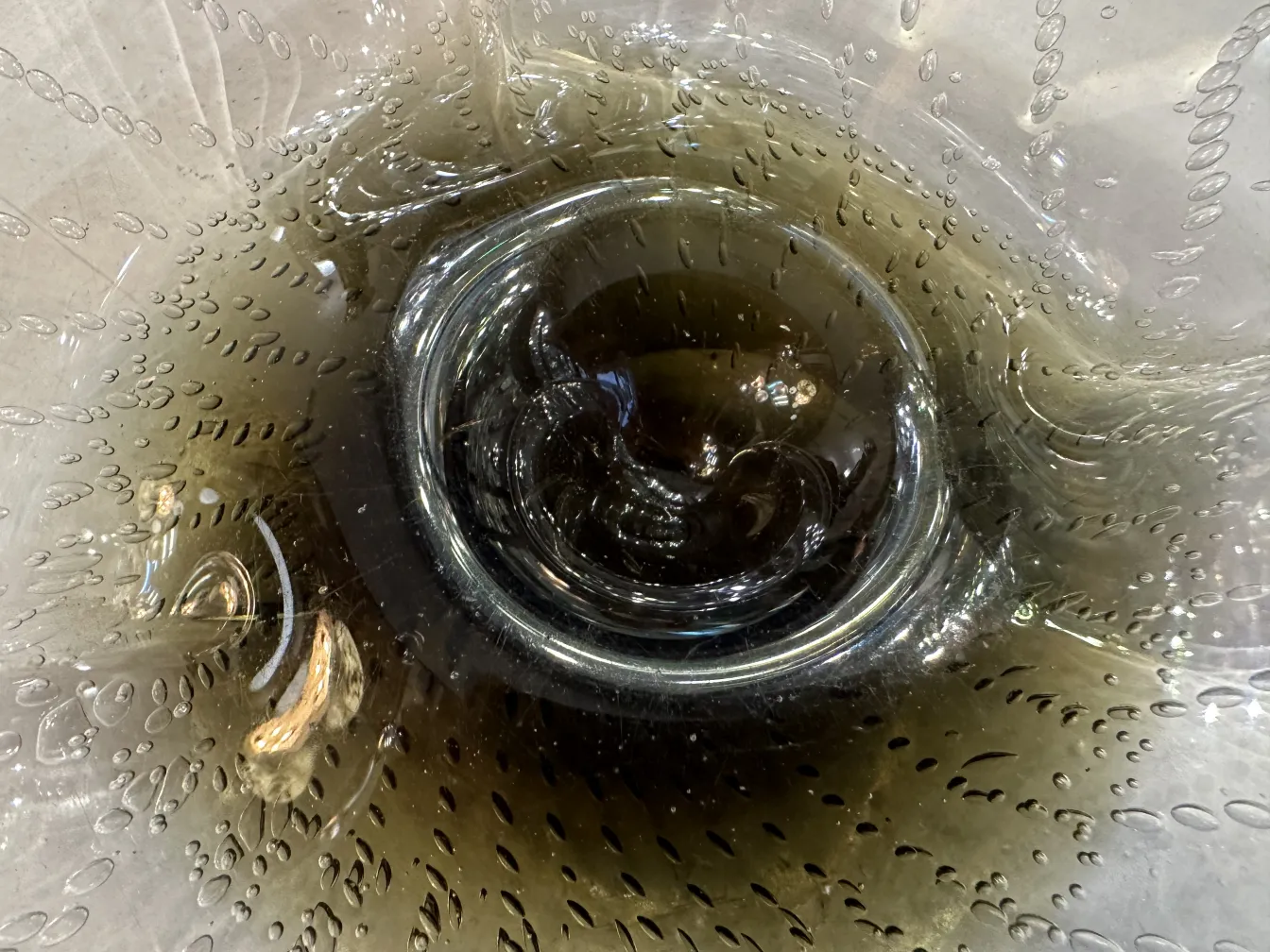 古董穆拉诺玻璃的特写，有形状和气泡。