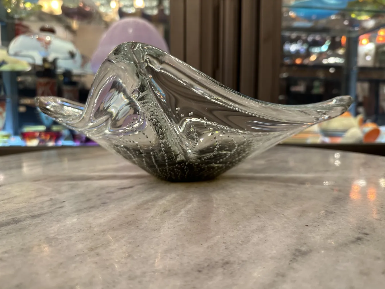 peça decorativa antiga com design ondulado e bolhas