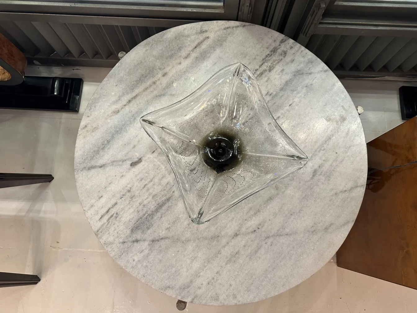 Ancien cristal de Murano en forme d'étoile sur table en marbre.