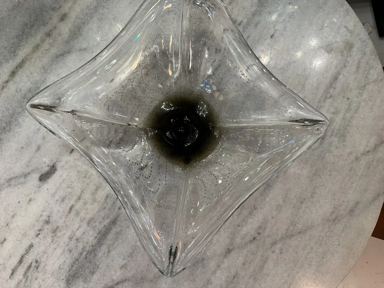 ciotola in vetro di Murano con design centrale nero