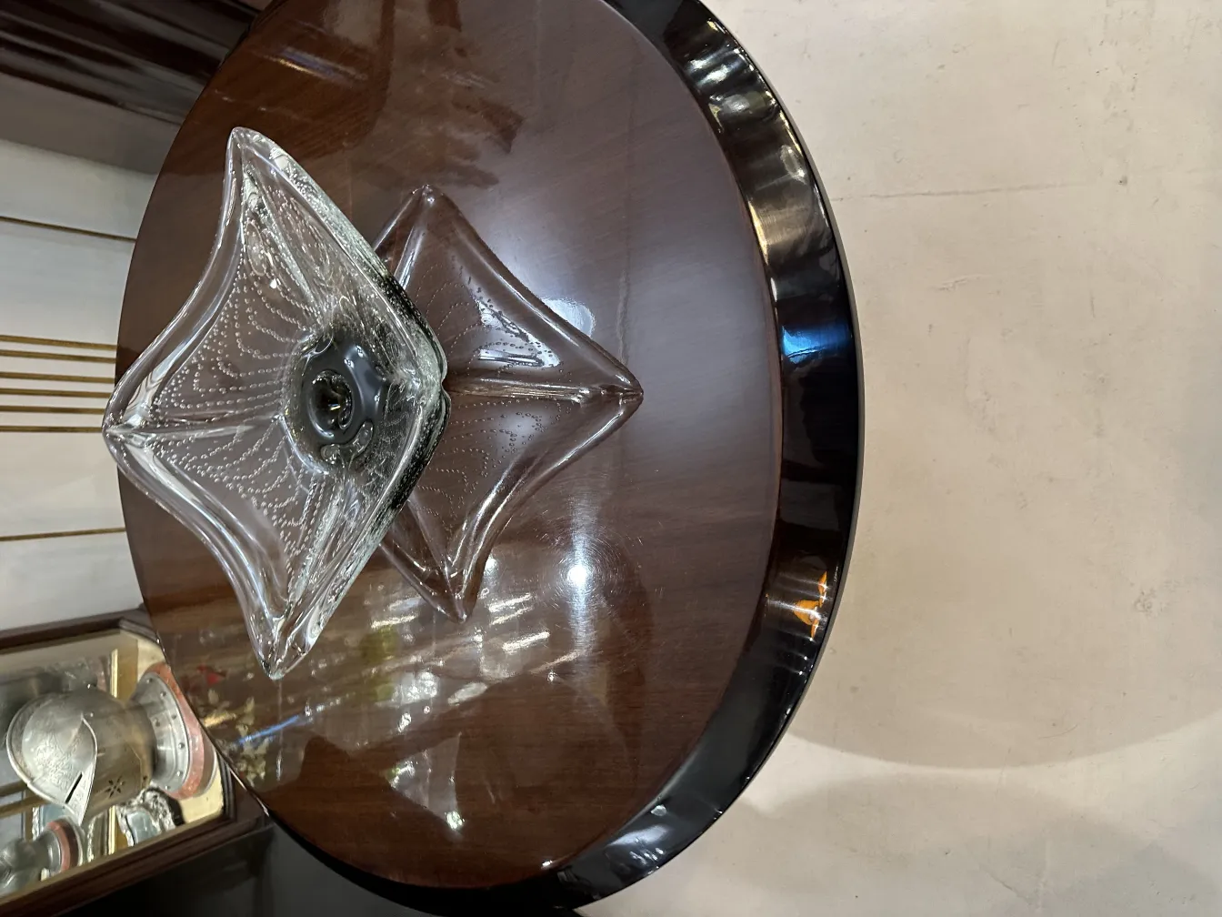 Cristal de Murano antiguo en una mesa elegante