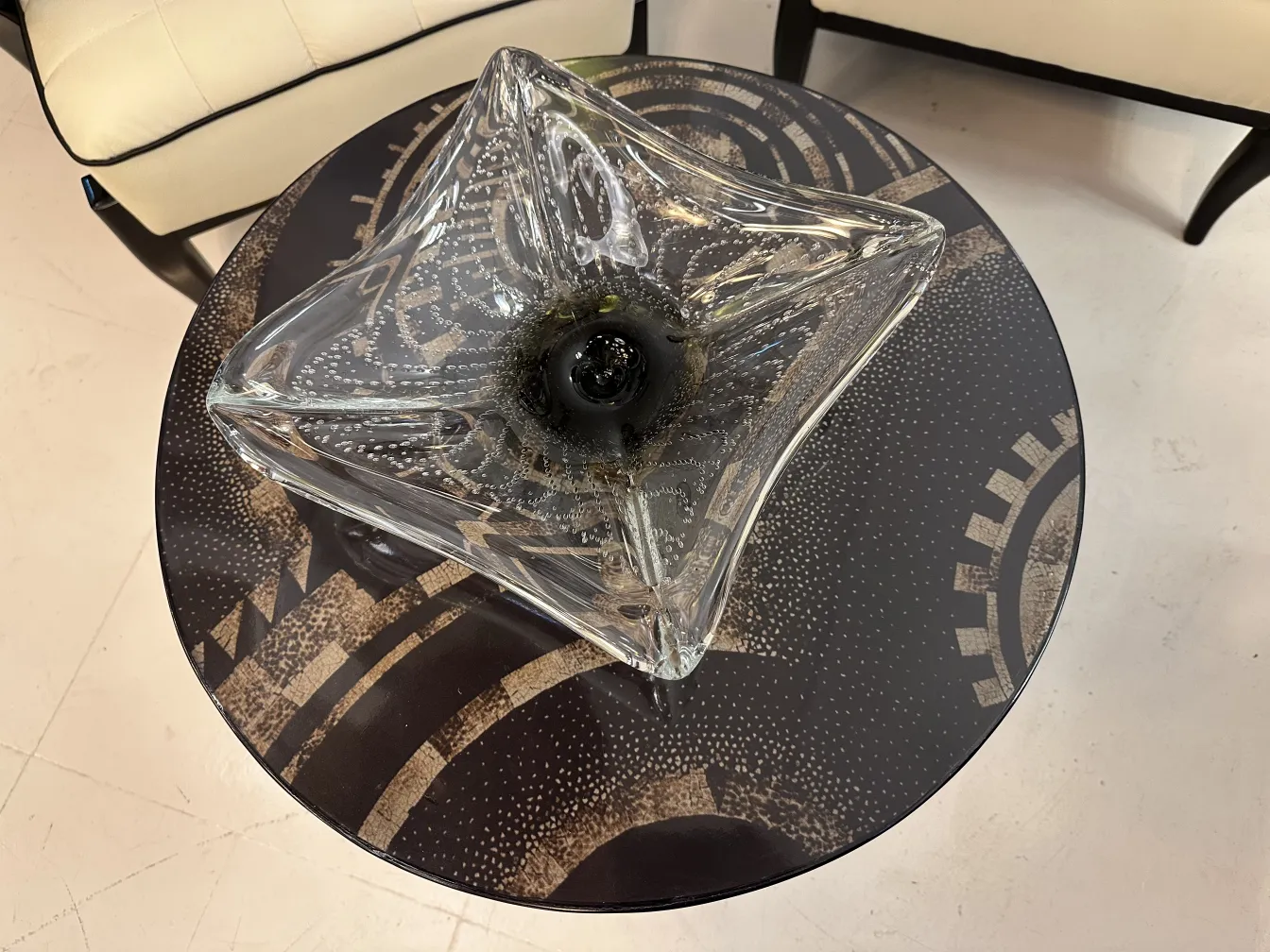 cristal de murano en forme d'étoile sur une table décorative