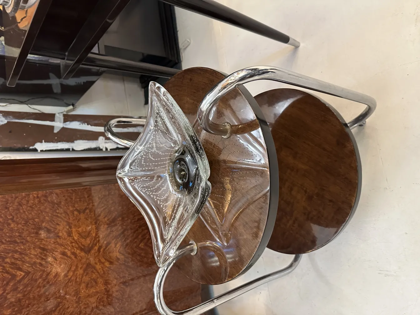 Antico vetro di murano con forme decorative sul tavolo