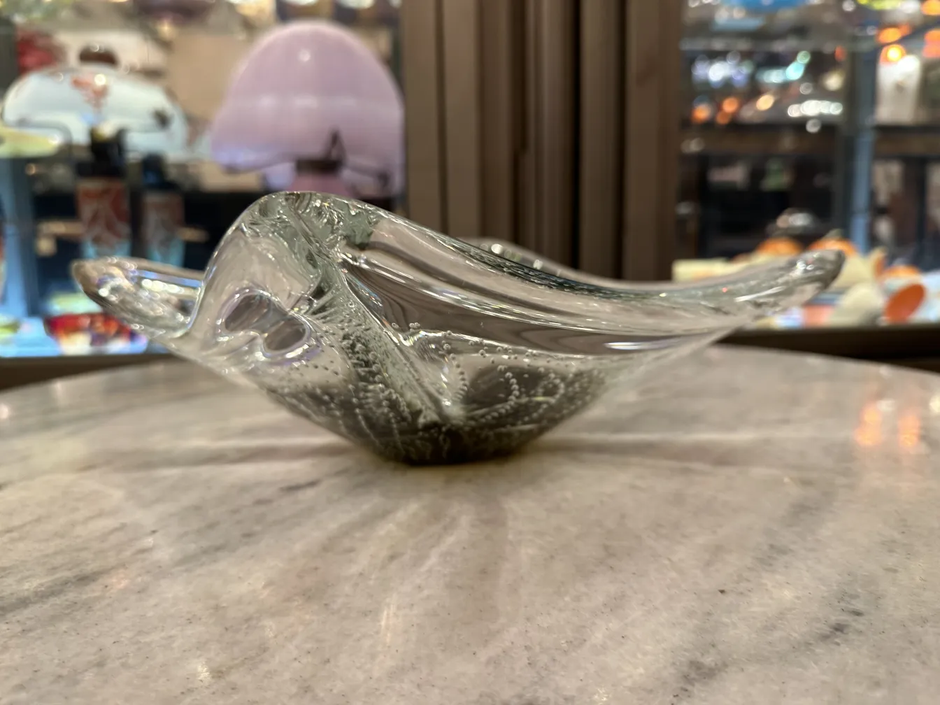 جميل زجاج مورانو القديم على شكل سائل على الطاولة