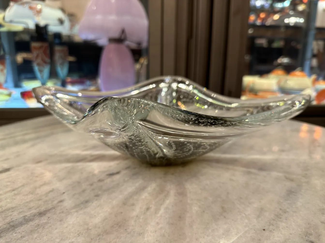 gebogenes Murano-Glasgericht mit klaren Details