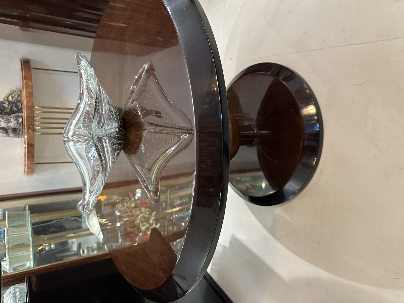 vetro di murano antico e decorativo su un tavolo