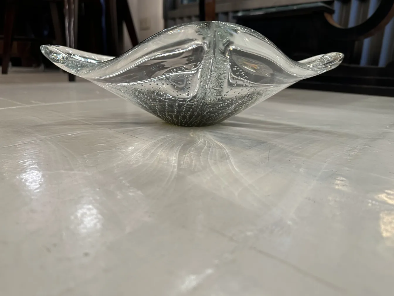 cristal de murano élégant en forme distinctive sur une surface claire