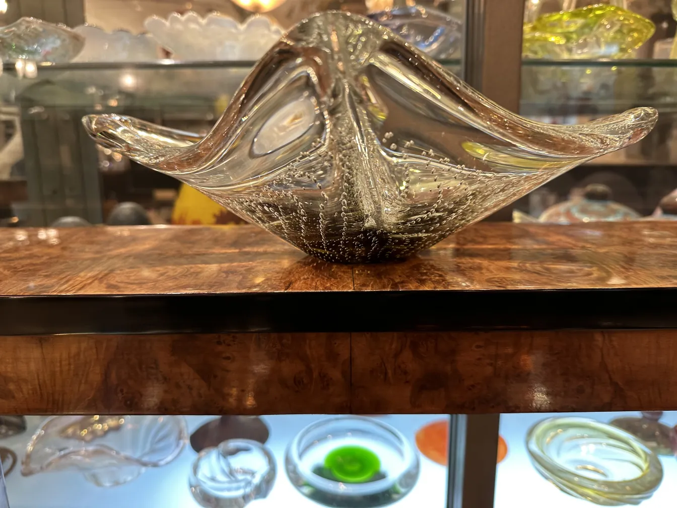 Murano-Glas-Skulptur mit fließenden Formen in eleganter Umgebung