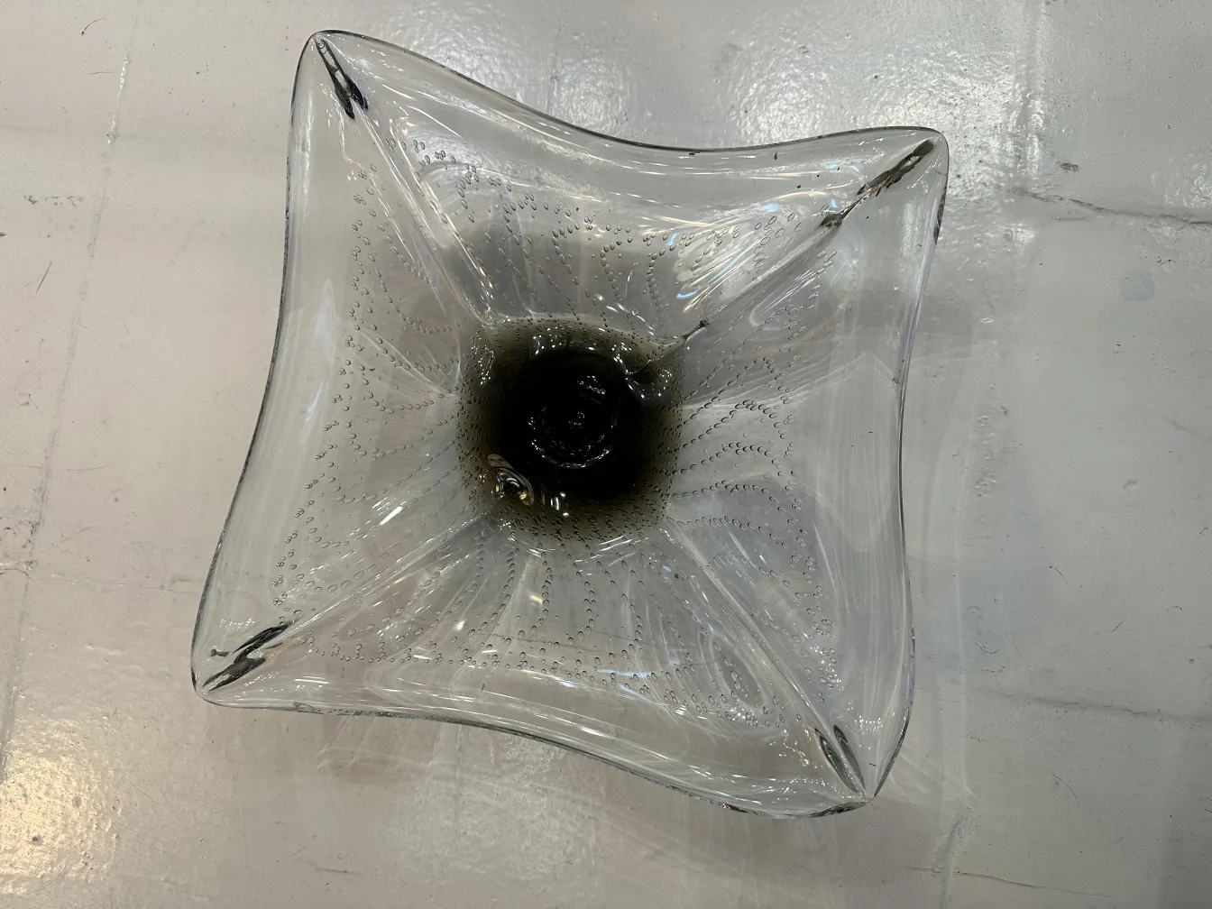 plato antiguo de cristal de murano con diseño intrincado y tonos oscuros