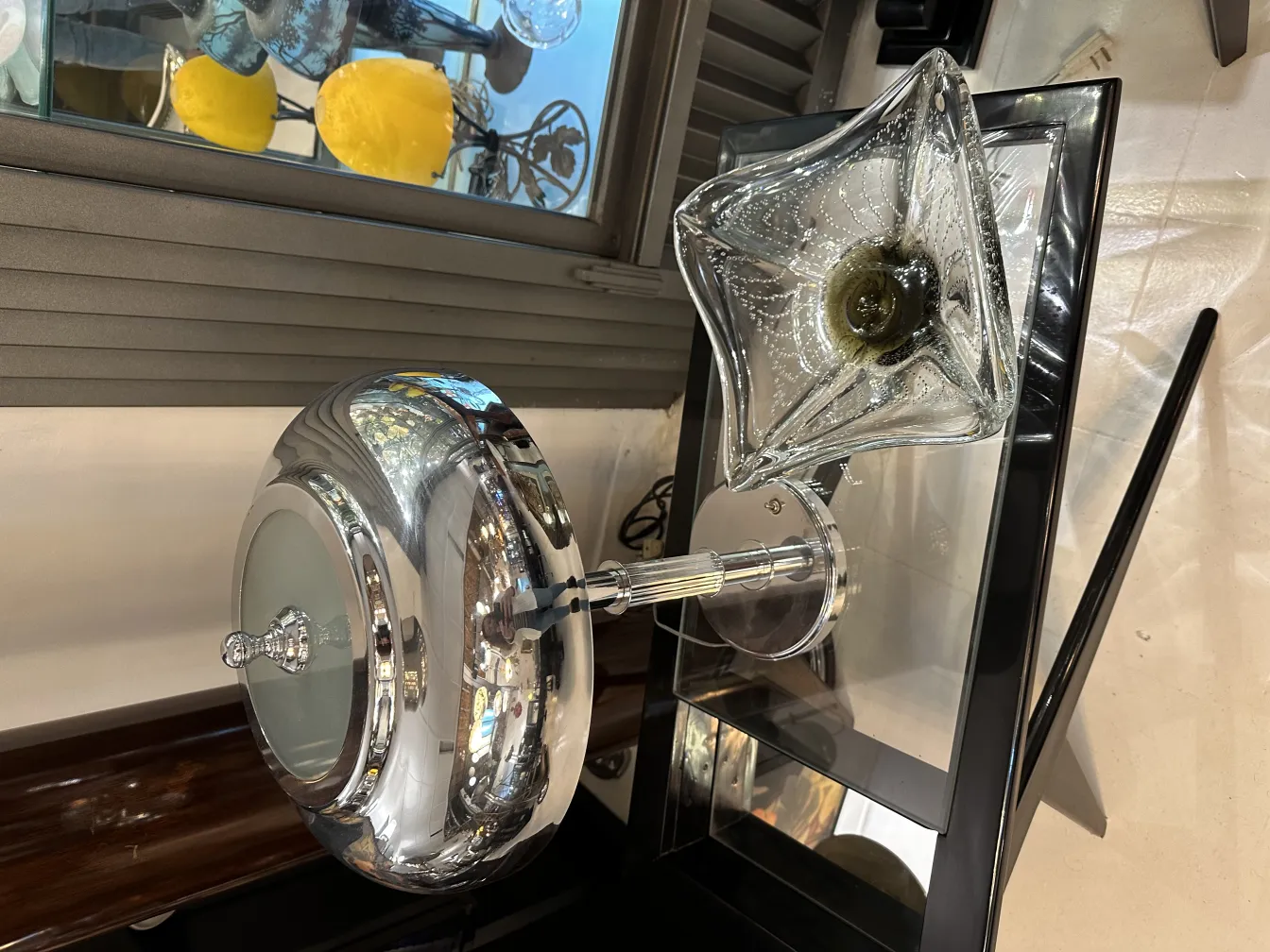 Cristal de Murano antigo com design elegante e detalhes florais.