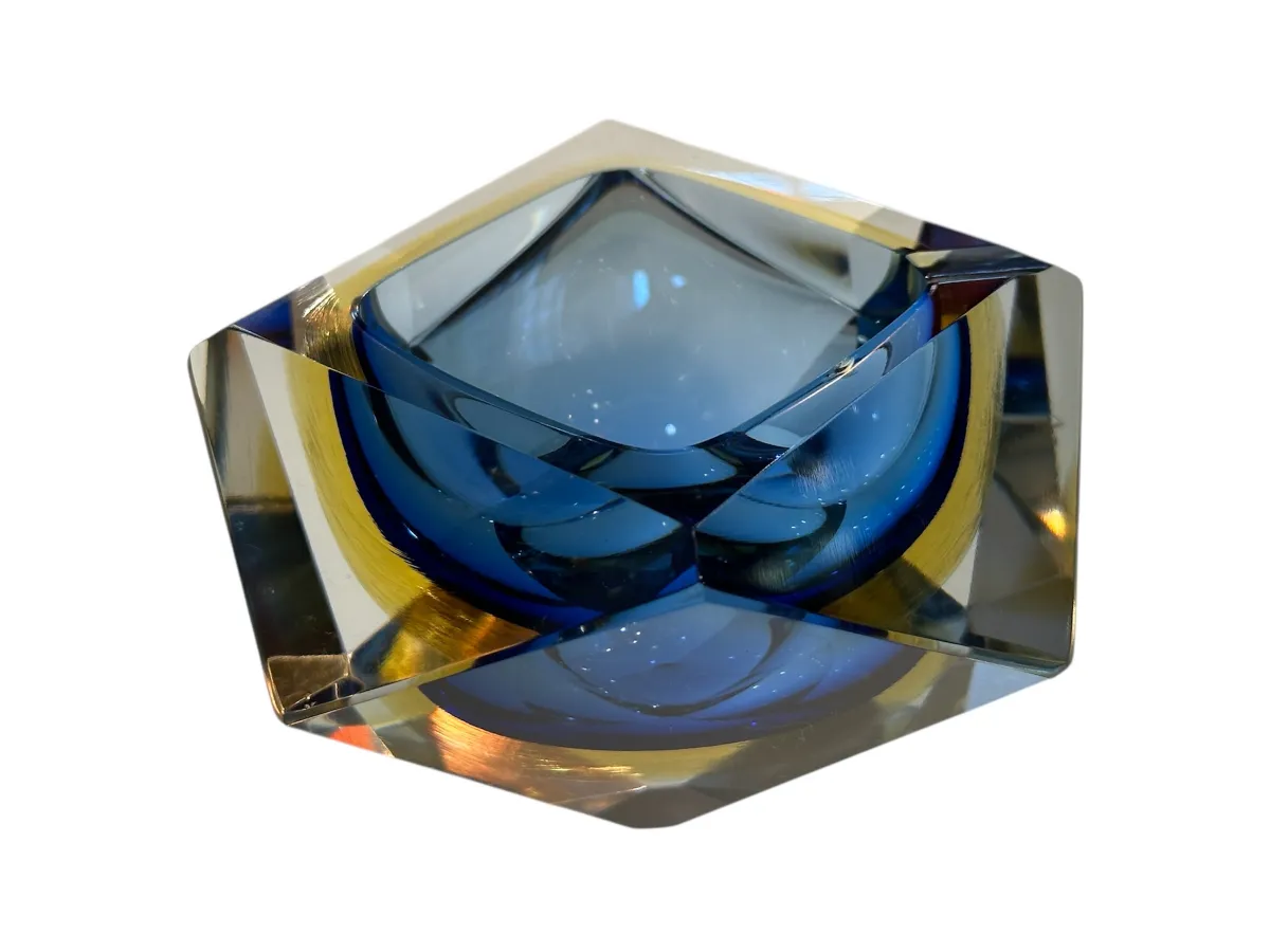 Cristal de Murano antiguo con forma hexagonal y detalles azules.