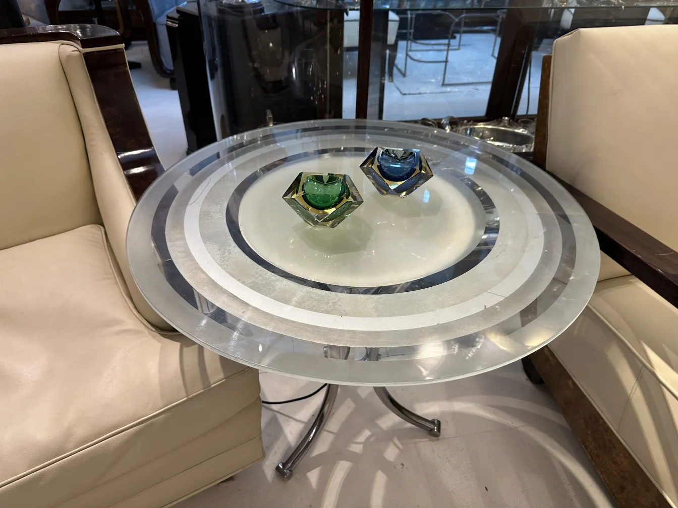 cristais de murano decorativos em uma mesa com cadeiras