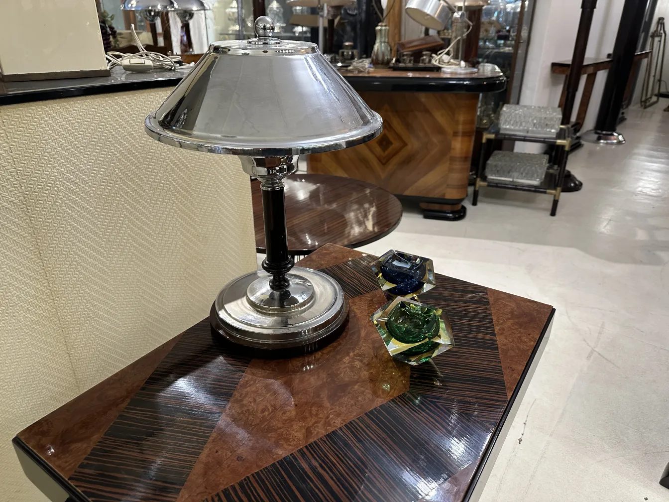 lampada antica con dettaglio in vetro di murano decorativo