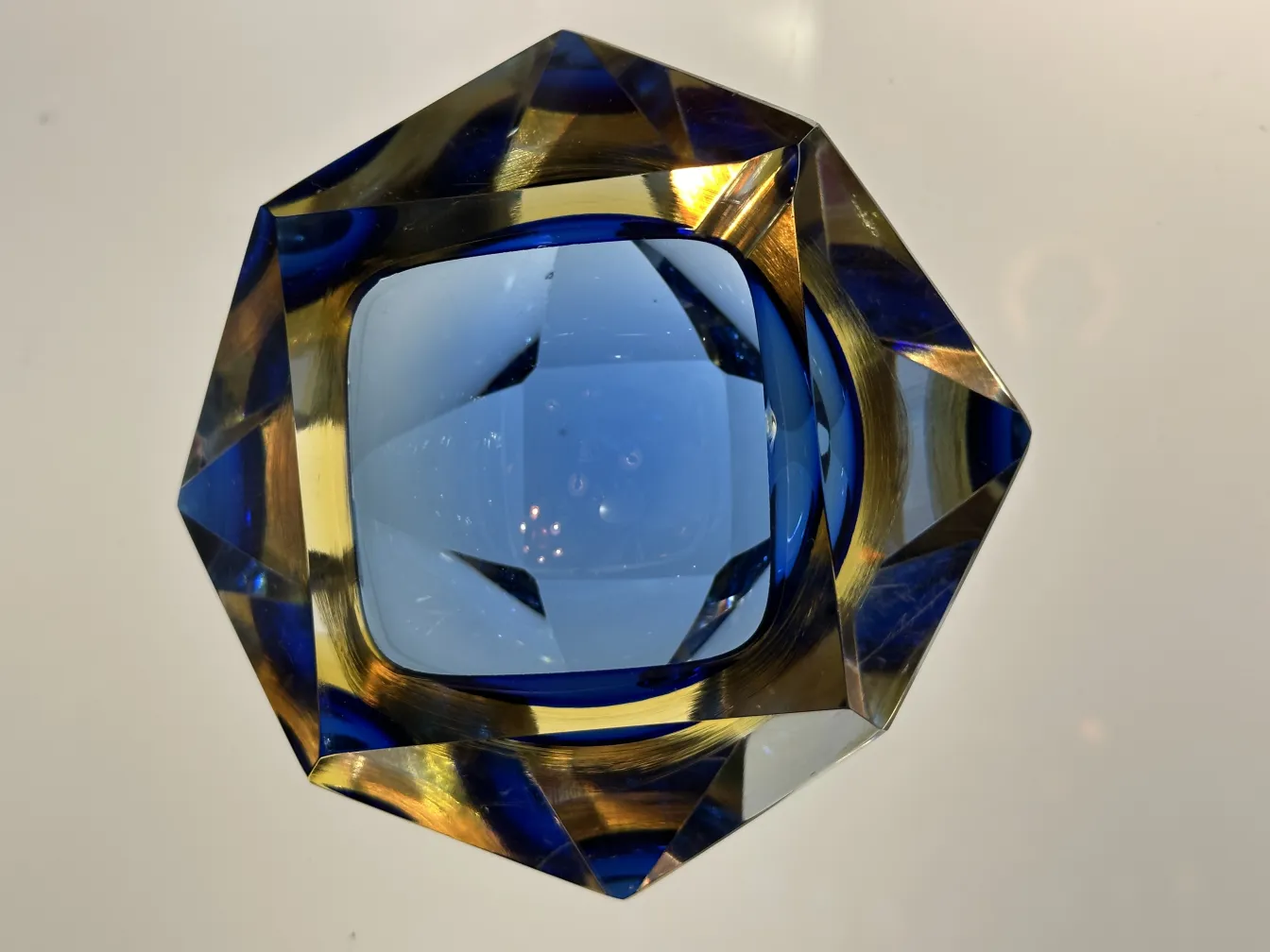 peça decorativa antiga de vidro em azul e dourado