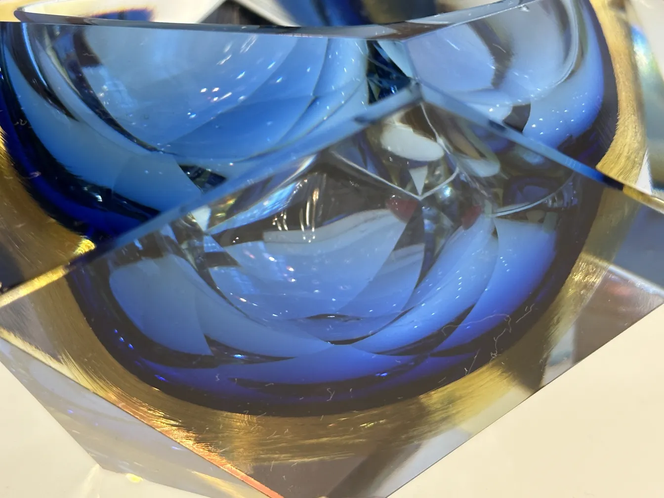 زجاج مورانو القديم في درجات الأزرق مع تفاصيل بصرية فريدة.