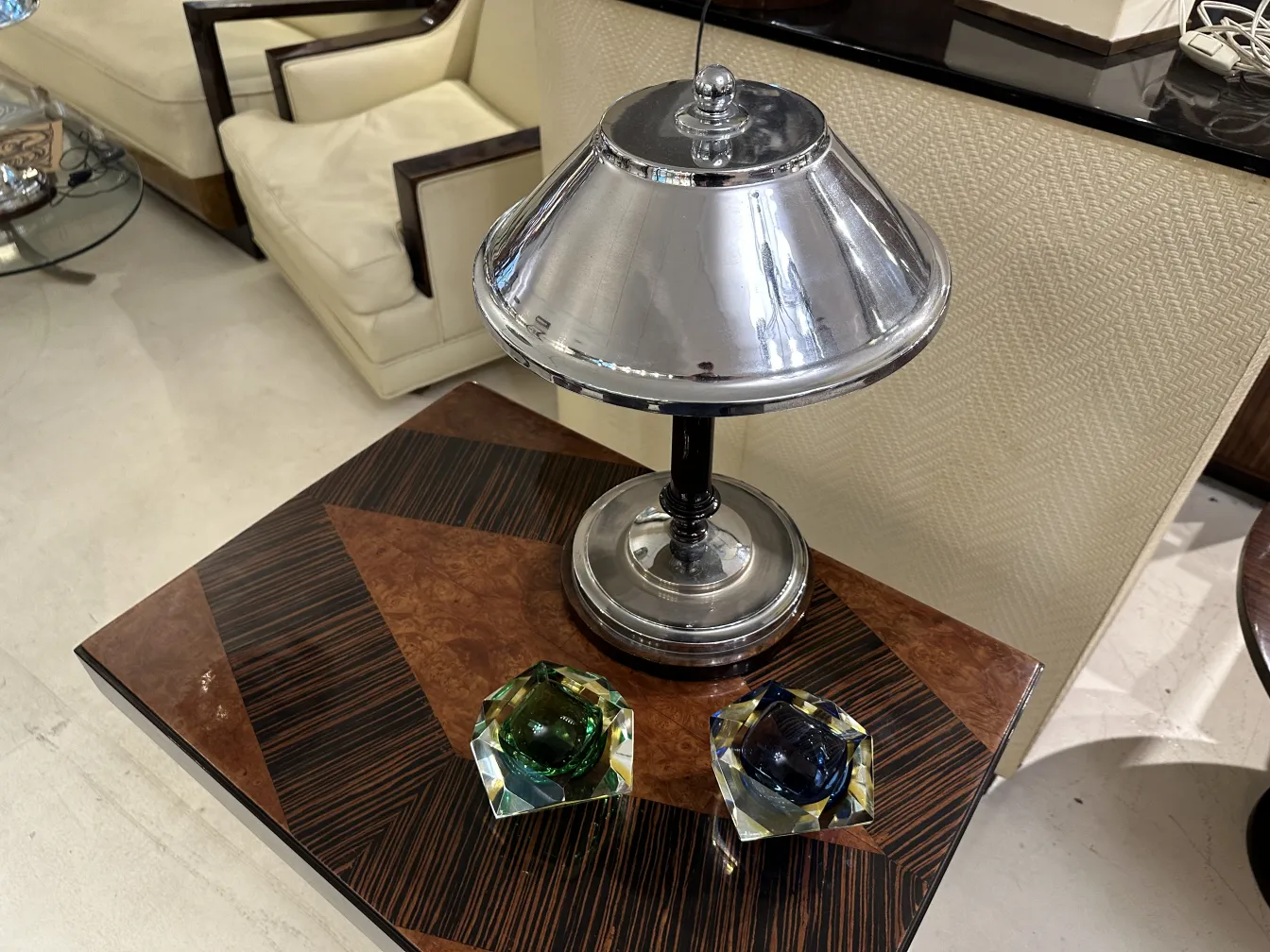 dos colores vibrantes de cristal de murano en la mesa con lámpara