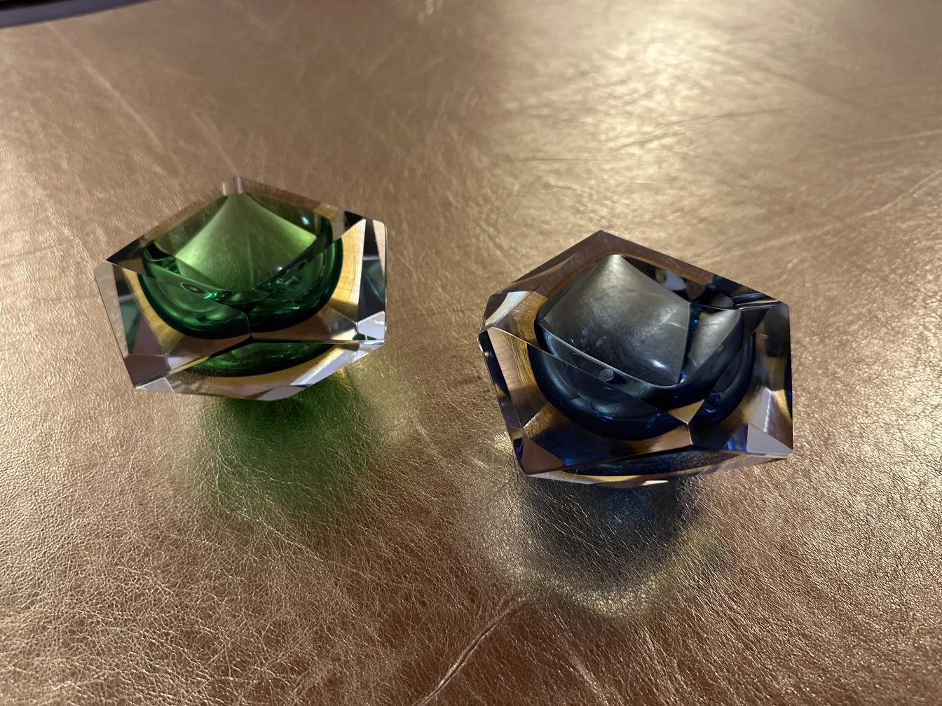 deux pièces de cristal de Murano anciennes en vert et bleu brillants