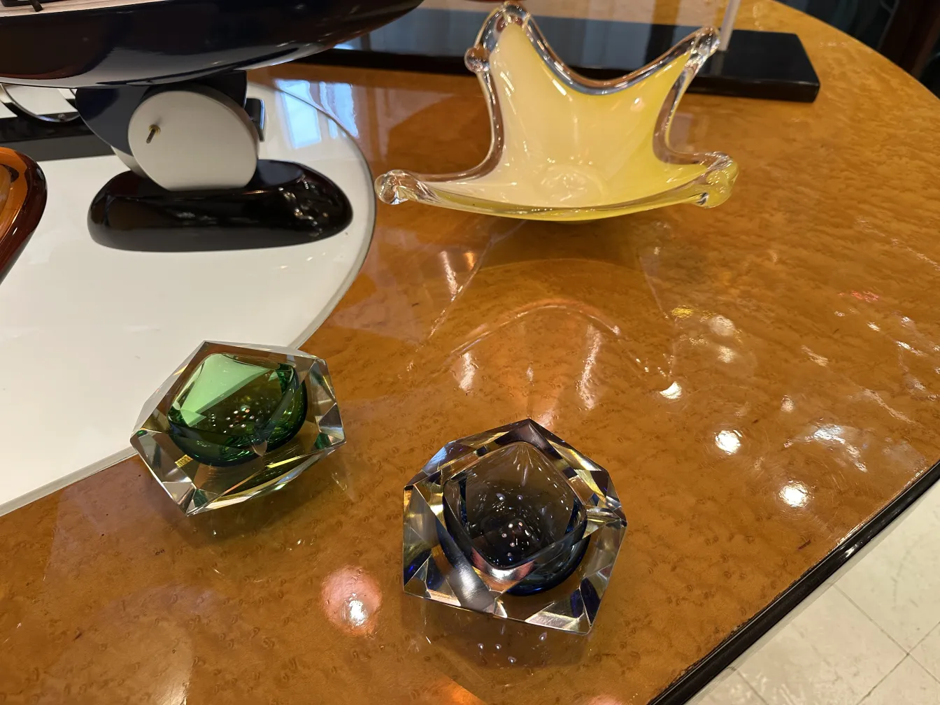 deux anciens cristaux de murano en vert et bleu sur la table