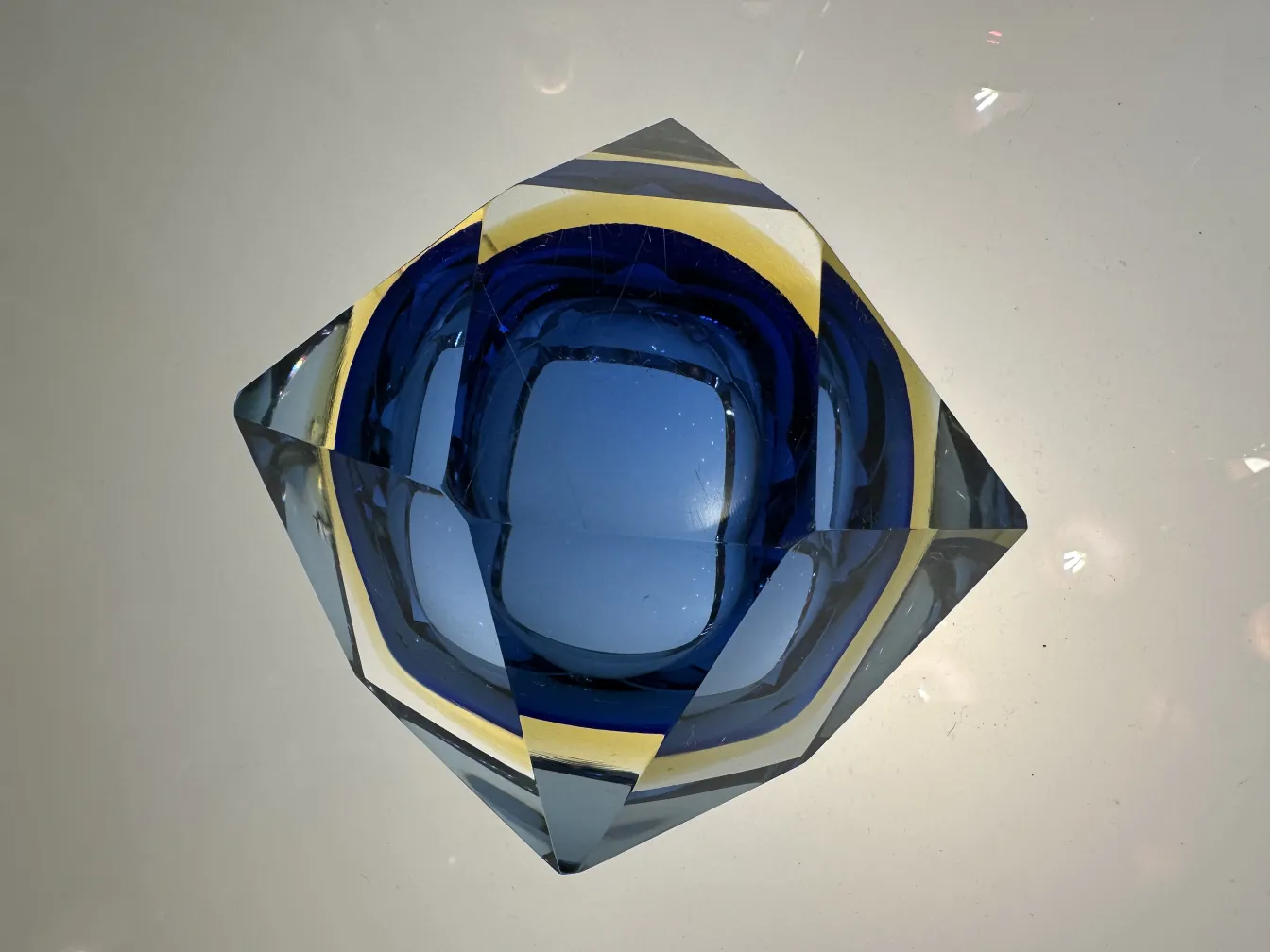 Elegante vetro di Murano blu antico con forme geometriche.