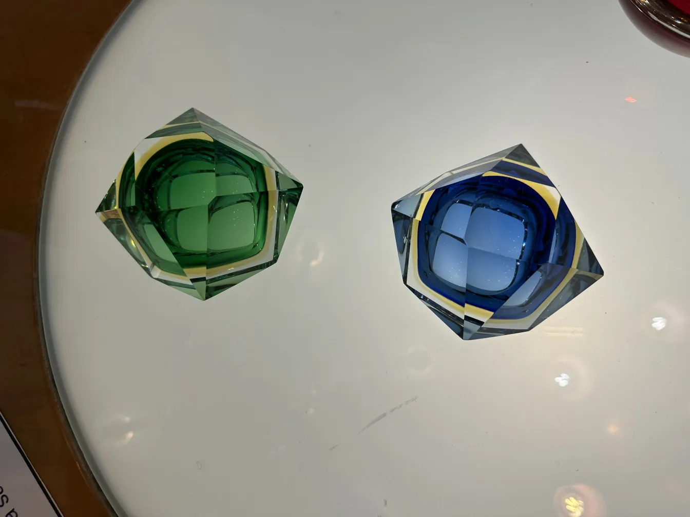 dois antigos cristais de murano hexagonais em verde e azul sobre fundo branco
