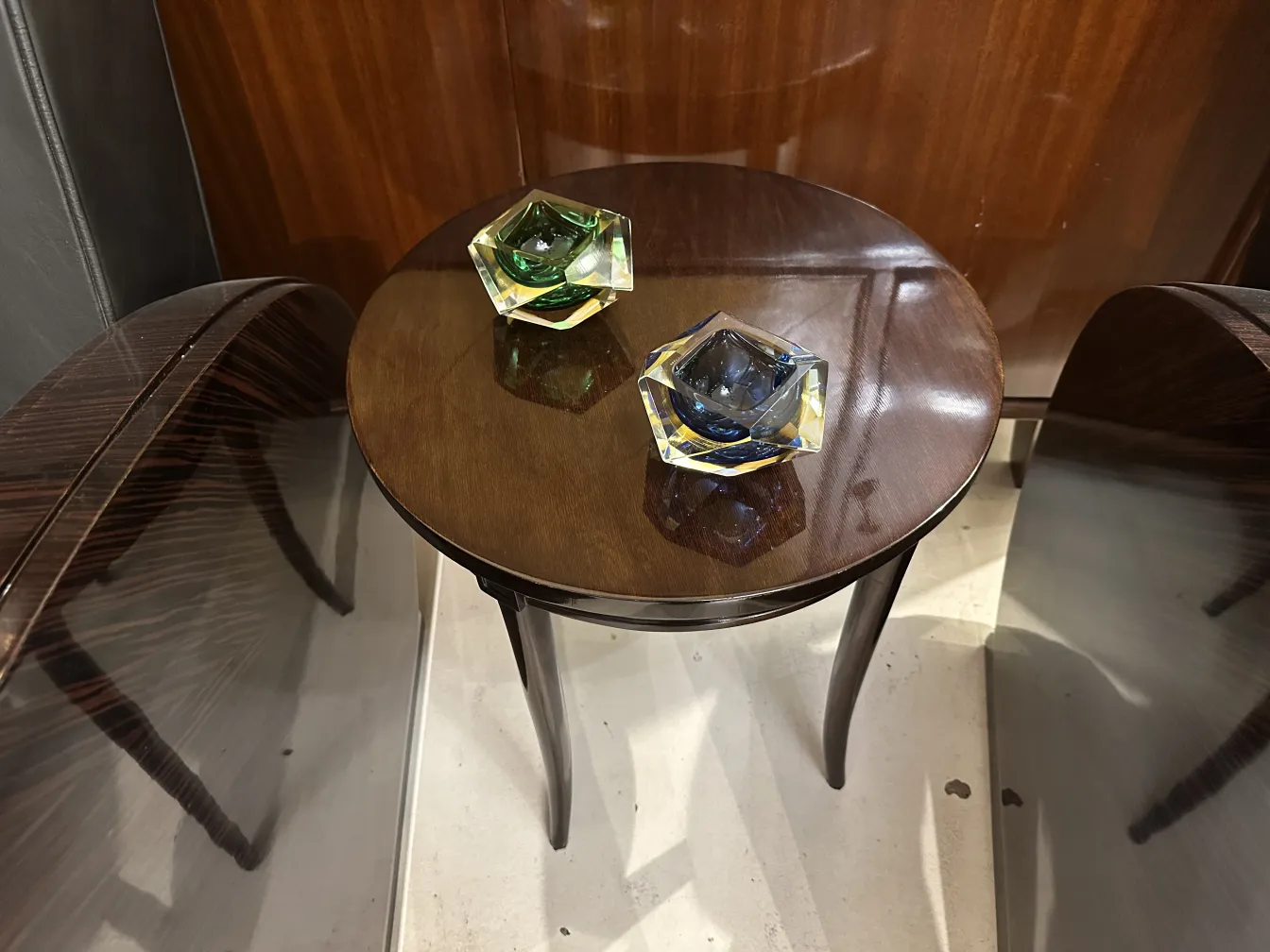 dos esculturas de cristal de murano en mesa antigua