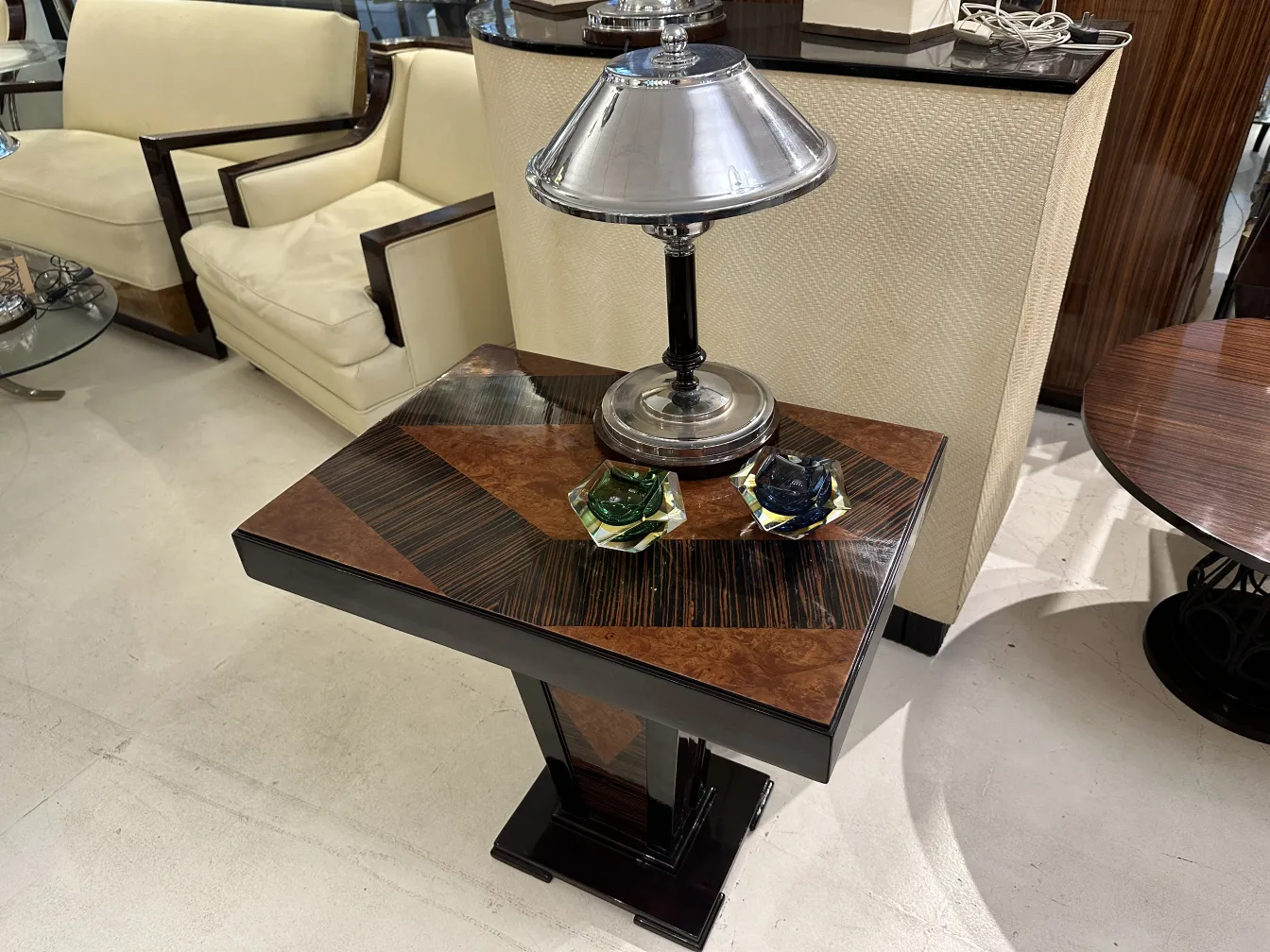 colorido cristal de murano en mesa con lámpara