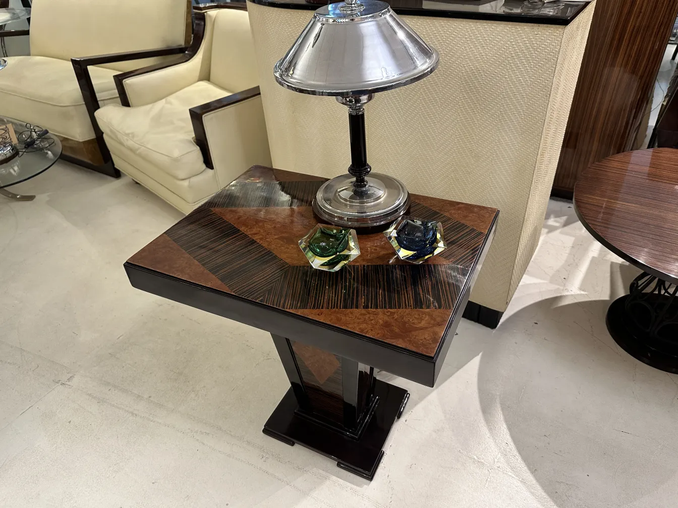 Mesa lateral con cristal de Murano y lámpara antigua decorativa