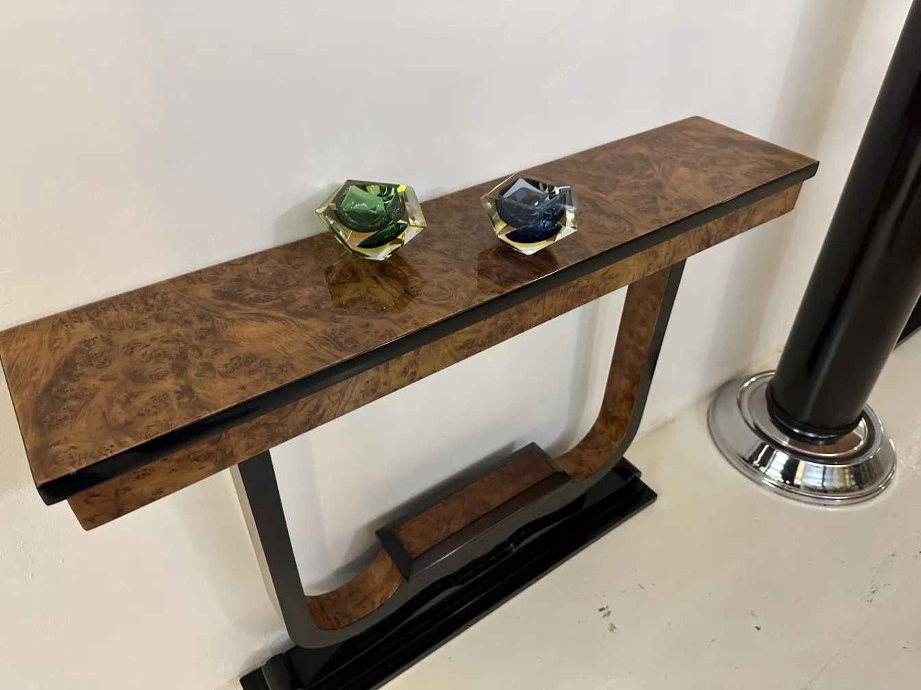 deux décorations en cristal de murano sur une console