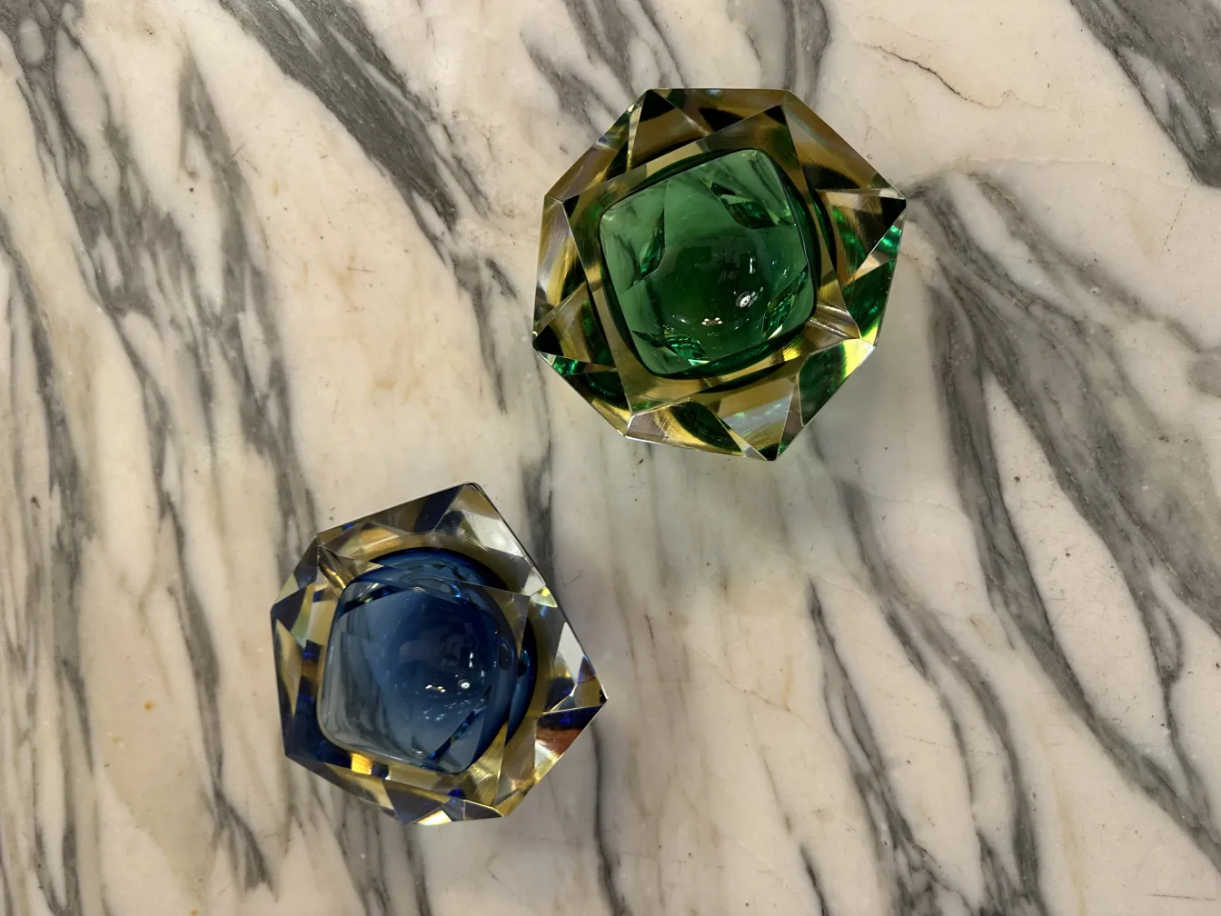 deux anciens cristaux de murano en bleu et vert sur marbre