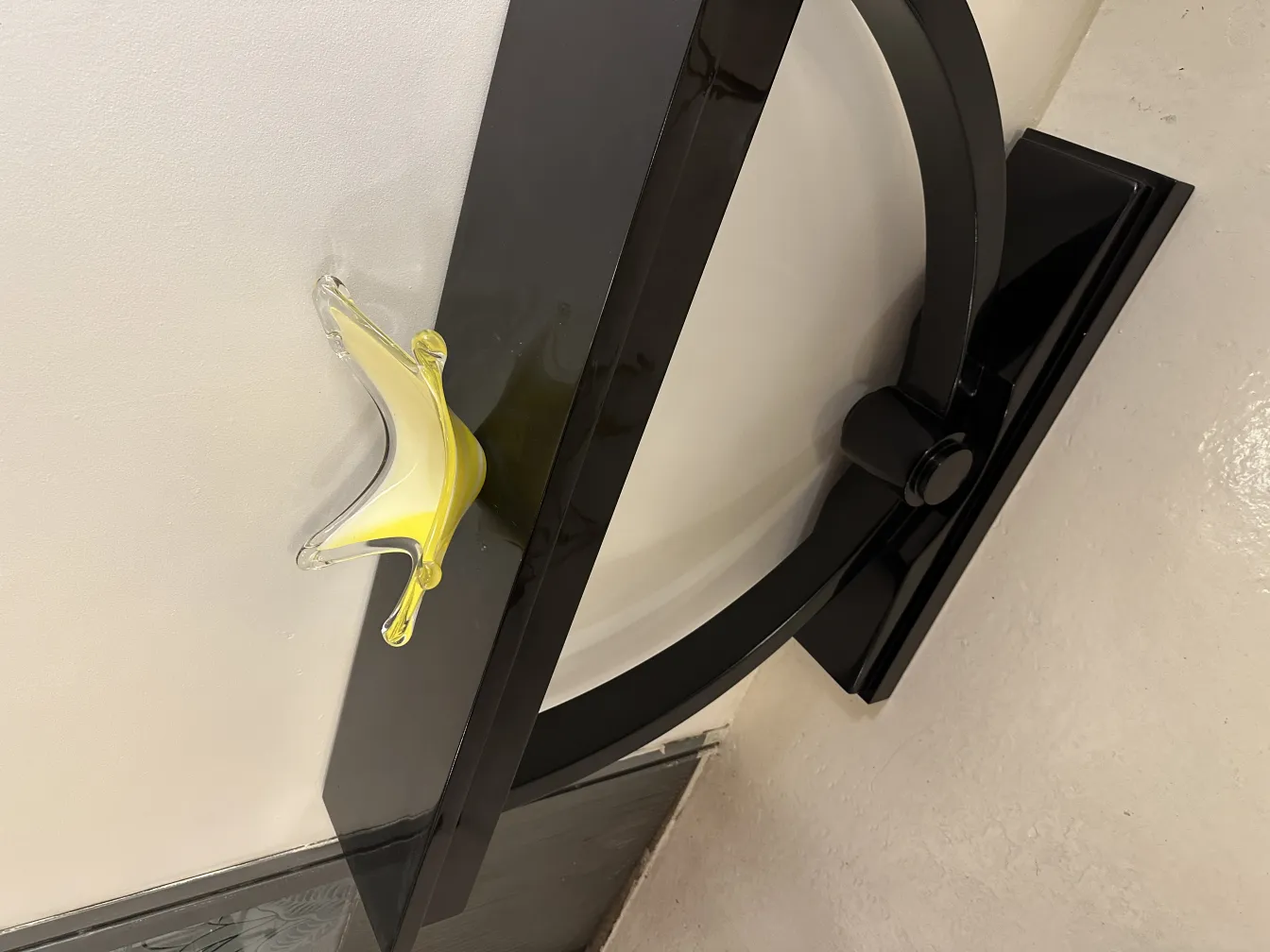 antigo cristal de murano amarelo em um suporte preto