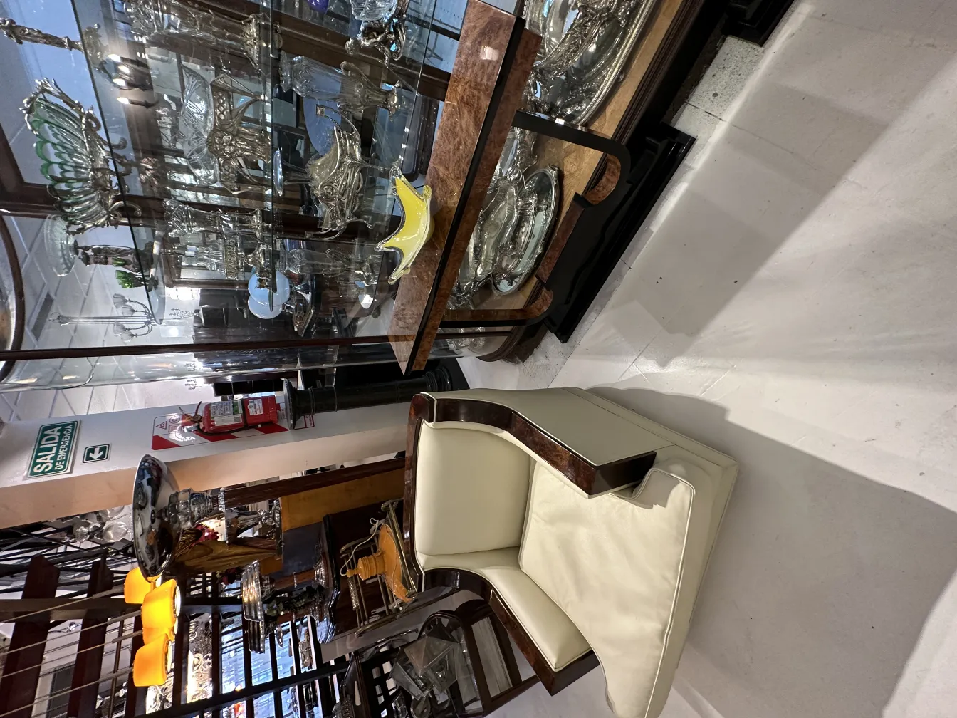 Vetrina con antico vetro di murano e altri oggetti decorativi