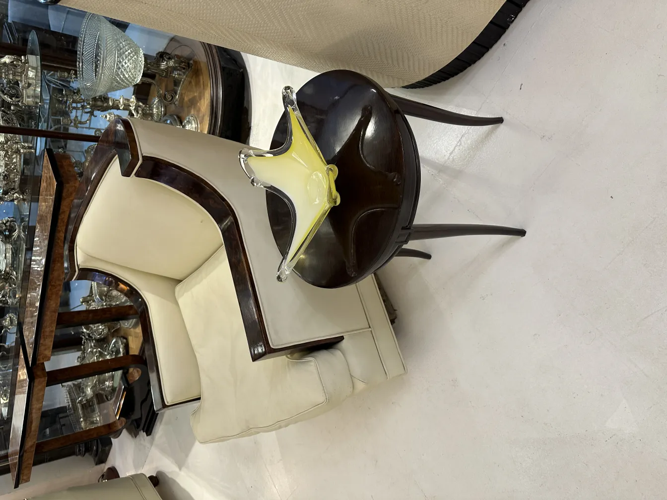 design giallo elegante del vetro di murano antico su un tavolo di legno con un divano vicino